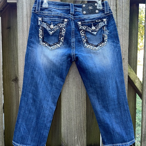 Miss Me Signature Capri - Picture 3 of 8